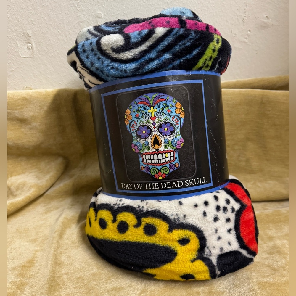 NWT Day of the Dead Skull Multicolor plush Blanket SUGAR SKULLS ROSES